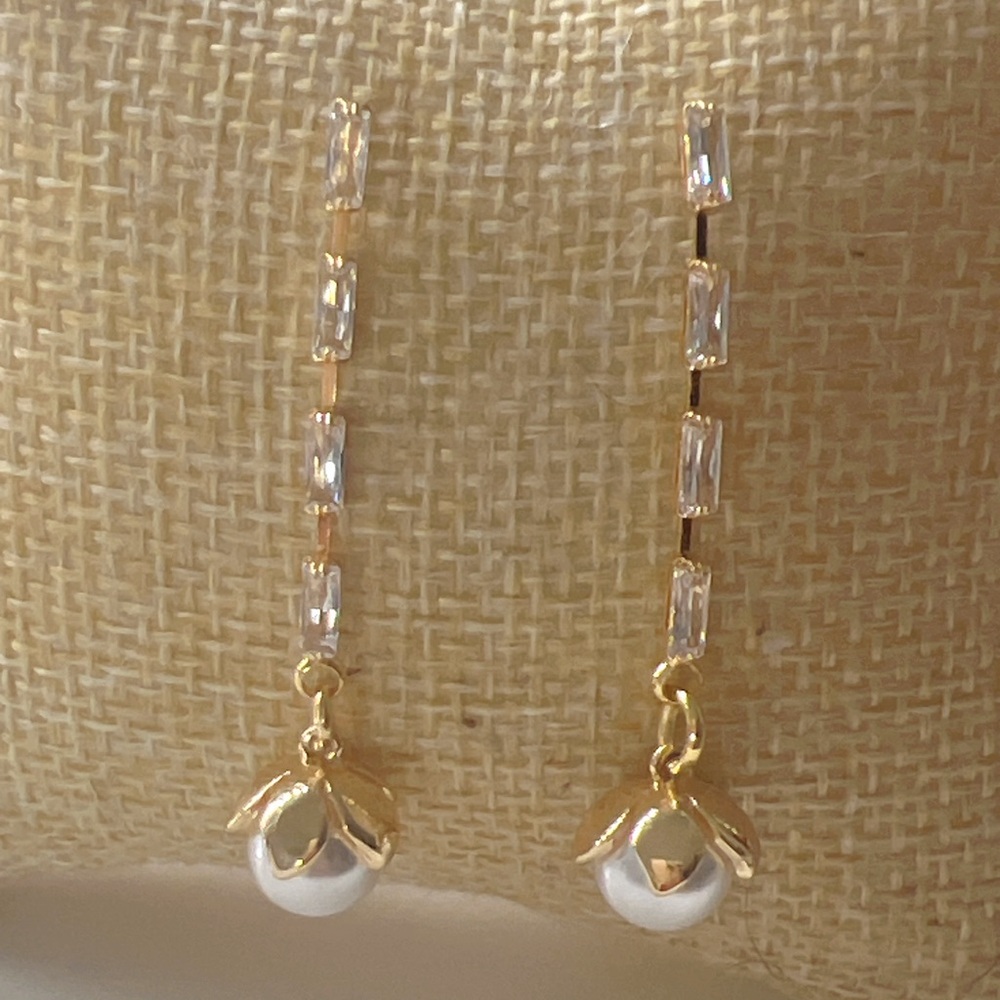 Elegant Gold and Pearl Drop Earrings